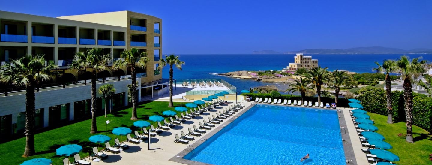 Panoramica dell'Hotel Carlos V di Alghero con vista sulla piscina
