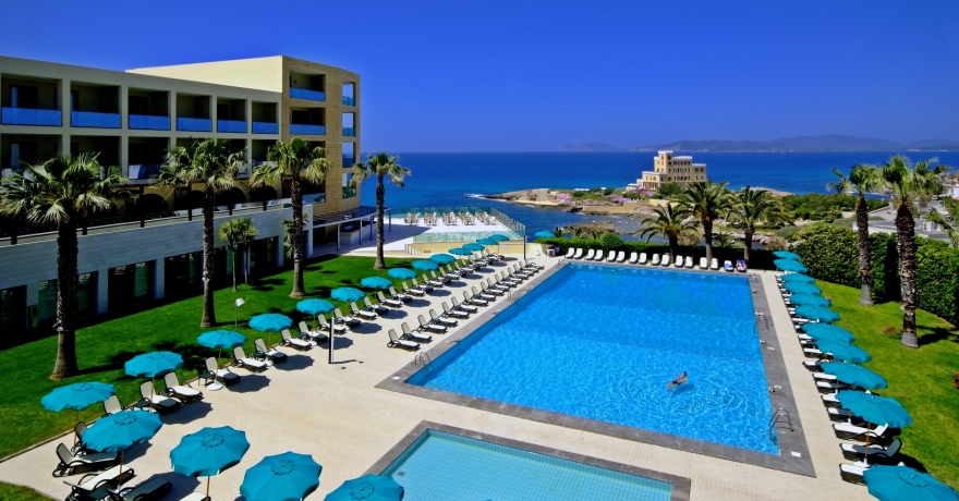 Panoramica dell'Hotel Carlos V di Alghero con vista sulla piscina